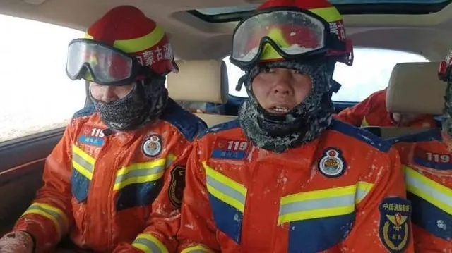 消防员暴风雪救援被冻成“冰人”，站长：对抗严寒已成习惯